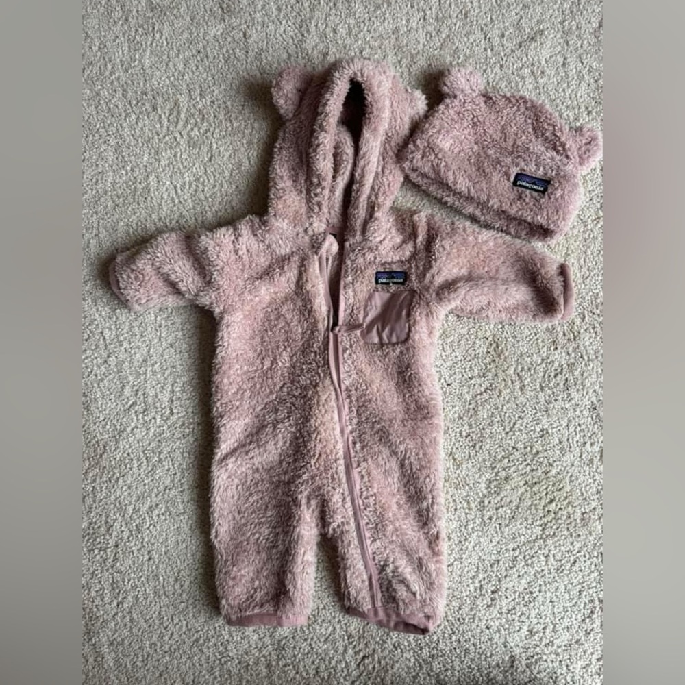 Patagonia bunting suit with matching hat